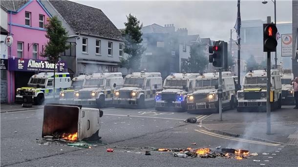 Krawalle in Nordirland - Tausende demonstrieren gegen Rechts In der früheren Bürgerkriegsregion kommt es weiterhin zu Ausschreitungen. (Archivbild)