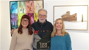 In der Galerie 78 sind ab Sonntag zwei Monate lang faszinierende und ungewöhnliche Werke zu sehen. Auf dem Foto von links: Daniela Görner (Ausstellerin), Vladimiro Miszak (Galeriebetreiber) und Jacqueline Fünfhaus (Ausstellerin).