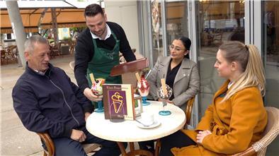 In der Gelaterie Coccato an der Großen Kirche in Bremerhaven können Gäste ihr Eis bereits wieder am Tisch im Außenbereich genießen.