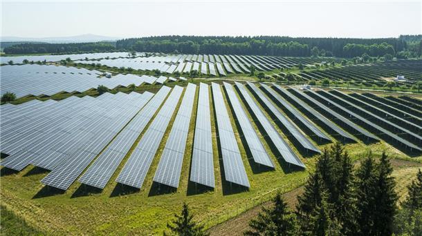 Breddorf diskutiert: Fast 100 Fußballfelder voller Solarenergie? In der Gemeinde möchte das Unternehmen On Energy einen fast 70 Hektar großen Solarpark errichten. Dagegen regt sich in der Bevölkerung Widerstand. (Symbolbild)