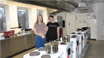 In der Gemeinschaftsküche können die Ukrainer kochen und backen. Die Verwaltung hat hier einige Herde aufgestellt.