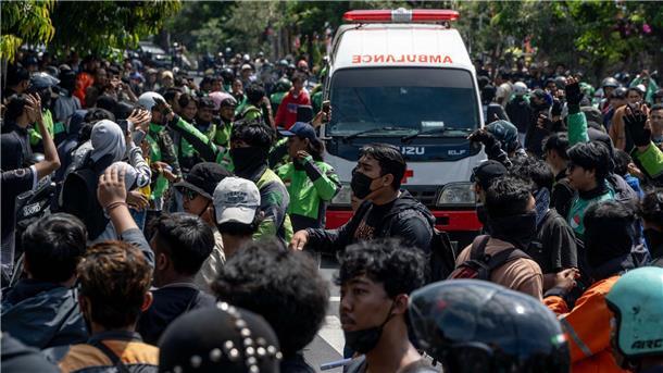 Protestwelle erreicht Bali - Dorfwächter mobilisiert In der Hauptstadt Denpasar kam es zu Unruhen.
