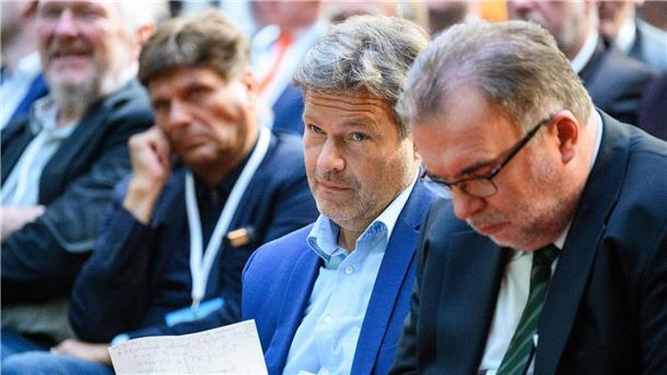 In der Industrie wachsen angesichts der hohen Energiepreise die Sorgen. Die Politik müsse in die Gänge kommen, sagt der Industriepräsident Siegfried Russwurm (r).
