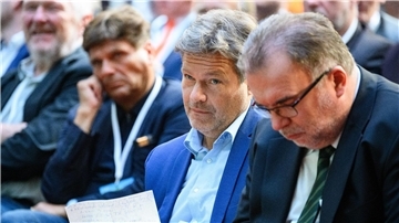 In der Industrie wachsen angesichts der hohen Energiepreise die Sorgen. Die Politik müsse in die Gänge kommen, sagt der Industriepräsident Siegfried Russwurm (r).