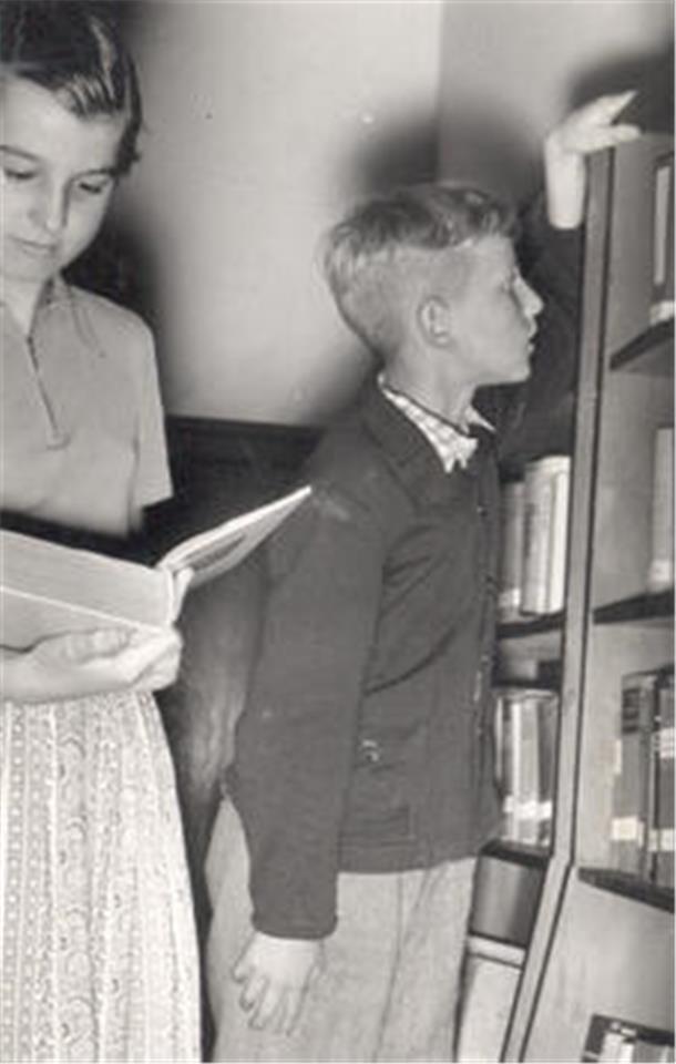 In der Jugendbuchabteilung der Stadtbücherei 1956.