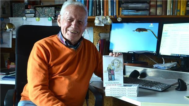 Geschichte um Tod, Drogen und Liebe: Drangstedter veröffentlicht zehntes Buch Mann mit Buch