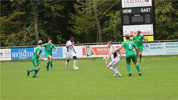 Zweite Runde im Kreispokal Rotenburg sorgt für einige Überraschungen In der Kreispokalbegegnung zwischen dem TuS Zeven und Bothel sorgte Alexander Eils (Dritter von rechts) für das entscheidende Tor.