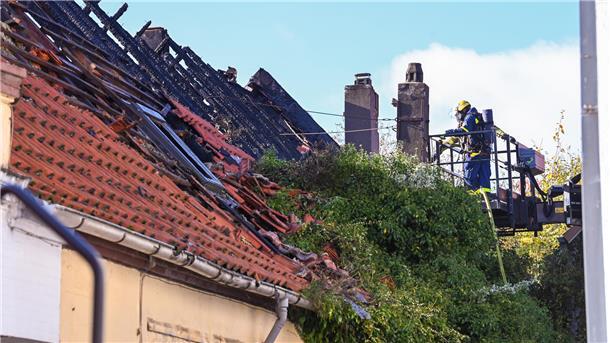 Nach Dachstuhlbrand: Feuerwehr bis in den Abend im Einsatz (Video) In der Langen Straße ist ein Dachstuhl ausgebrannt. Die Feuerwehr sucht nach Glutnestern.