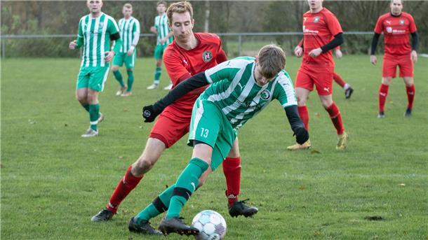 Zwei Männer kämpfen um einen Ball