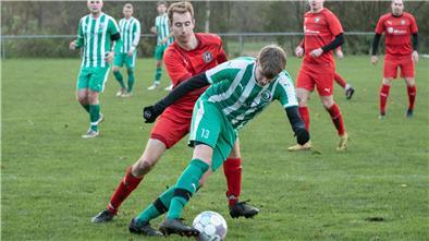 Zwei Männer kämpfen um einen Ball