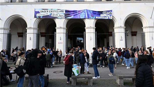 Student sitzt mit Waffe in Münchner Uni-Vorlesung In der Ludwig-Maximilians-Universität (LMU) in München hat ein Bewaffneter am Dienstagvormittag für Aufregung gesorgt.