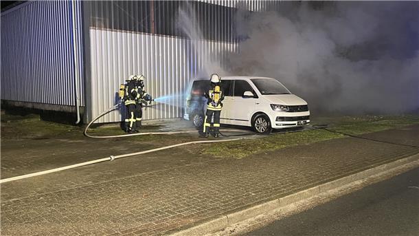 In der Nacht von Samstag auf Sonntag kam es in Weertzen bei einem Autohandel aus ungeklärter Ursache zu einem Fahrzeugbrand (Bild). Kurz danach brach das verheerende Feuer bei Alga in Sittensen aus.