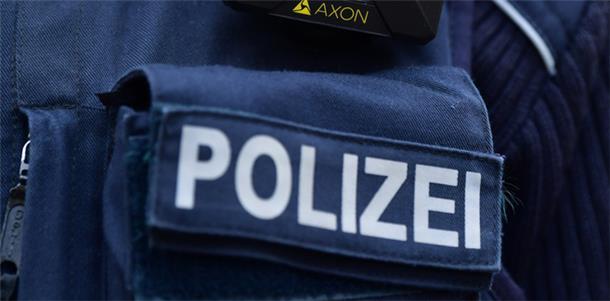 In der Nacht zu Mittwoch wollten sich die Insassen eines BMW der Kontrollee durch die Polizei entziehen. (Symbolbild)