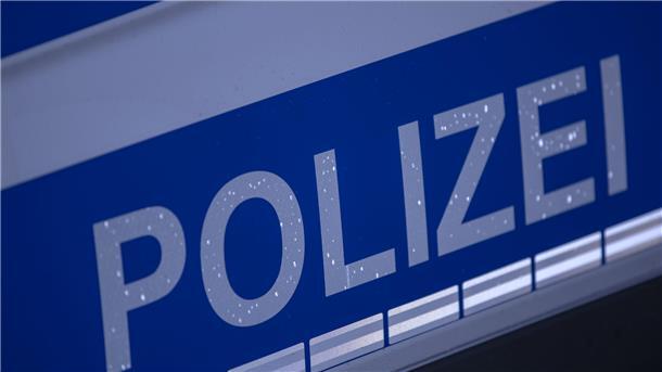 Auseinandersetzung zwischen alkoholisierten Männern in Wohnunterkunft in Zeven. weiße Aufschrift Polizei auf blauem Grund