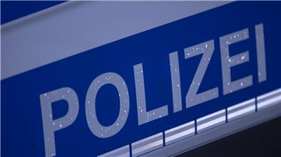 Auseinandersetzung zwischen alkoholisierten Männern in Wohnunterkunft in Zeven. weiße Aufschrift Polizei auf blauem Grund