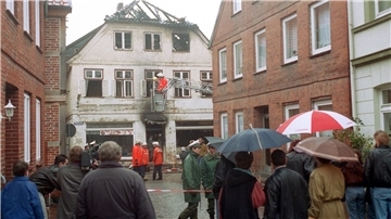 In der Nacht zum 23. November 1992 hatten zwei Neonazis Brandsätze auf zwei von türkischen Familien bewohnte Häuser in der  Altstadt geworfen. Dabei wurden die 51 Jahre alte Bahide Arslan sowie ihre Enkelinnen Yeliz Arslan (10) und Ayse Yilmaz (14) getötet.