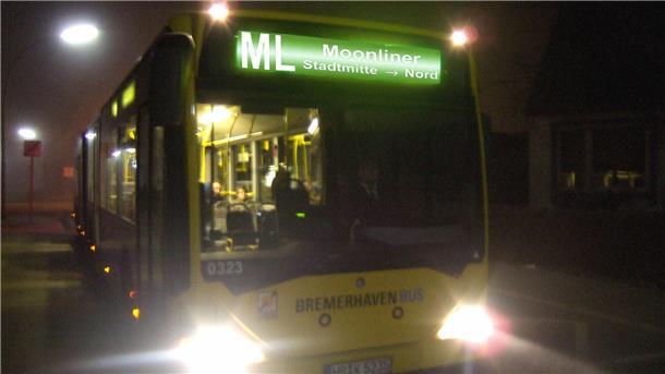 Ein Bus in der Dunkelheit. In der Nacht zum 26. Oktober stellt Bremerhaven Bus den Night-Liner-Fahrplan auf Winterzeit um – der Moonliner fährt unverändert. 