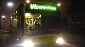Ein Bus in der Dunkelheit. In der Nacht zum 26. Oktober stellt Bremerhaven Bus den Night-Liner-Fahrplan auf Winterzeit um – der Moonliner fährt unverändert. 