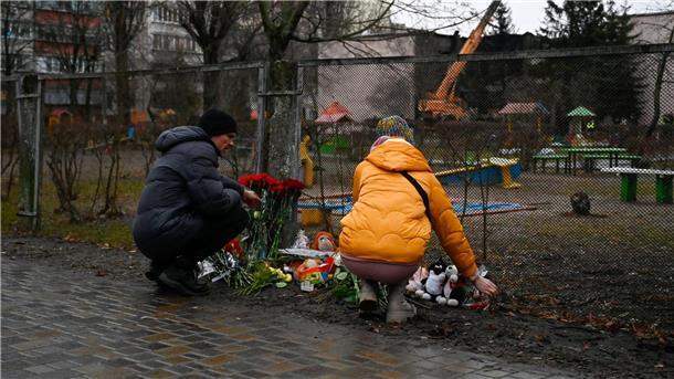 Krieg gegen die Ukraine: So ist die Lage In der Nähe der Absturzstelle des Hubschraubers legen Menschen Stofftiere nieder.