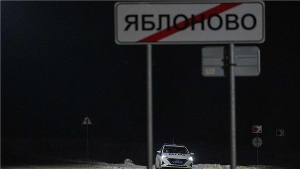 Viele offene Fragen nach Absturz von russischem Transporter In der Nähe der Absturzstelle des russischen Militärtransportflugzeugs in der Nähe von Jablonowo in der Grenzregion Belgorod ist ein Polizeifahrzeug im Einsatz.