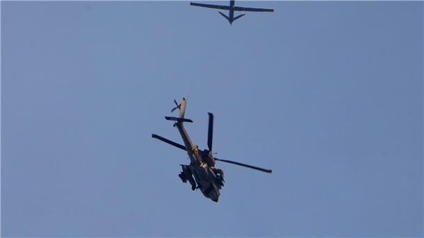 Versehentlich getötete Geiseln zeigten weiße Flagge In der Nähe des Gazastreifens: ein israelischer Apache-Hubschrauber und eine Drohne.