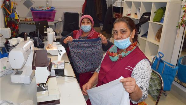 Der Kleiderkammer der Awo fehlt warme Kleidung In der Nähstube bessern Bahar Haji Rascho (links) und Gkioulsefa Uglou Spenden aus oder nähen Neues aus Stoffen.