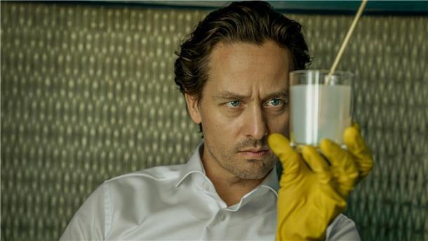 In der Netflix-Serie „Achtsam Morden“ entdeckt Tom Schilling als Mafia-Anwalt das Morden für sich.