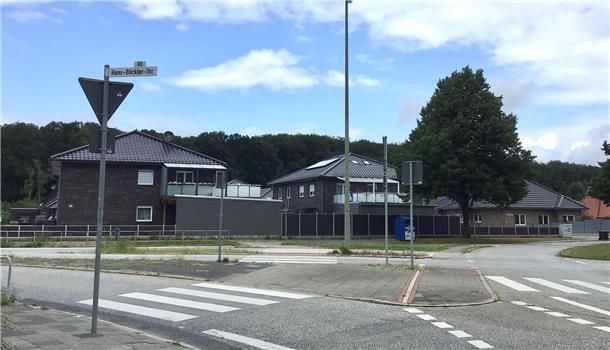 In der neuen Wohnsiedlung zwischen Wasserwerkswald, Mecklenburger Weg und Otto-Brenner-Platz - nah am Waldviertel – leben viele junge Familien. Ob Kinder mit ihrem Schulweg oder nicht mehr so mobile Ältere zum Einkaufen: Viele "Heidjer" halten diese Kreuzung trotz Zebrastreifen mit ihren vier abzweigenden Fahrbahnen für gefährlich und unübersichtlich.