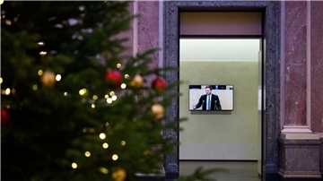 In der normalerweise bei Sitzungen gut gefüllten, heute aber leeren Wandelhalle des Bundesrats, ist auf einem Bildschirm die Rede von Florian Toncar (FDP) bei der Sondersitzung vom Deutschen Bundesrat zum Regierungsentwurf für einen Nachtragshaushalt 2023 zu sehen.
