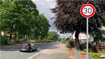 In der Ortsdurchfahrt von Spaden gilt seit einigen Jahren Tempo 30. Der Kreis hat dort kürzlich den Blitzer „Bernd“ aufgestellt - und binnen fünf Tagen 1.550 Verstöße festgestellt.