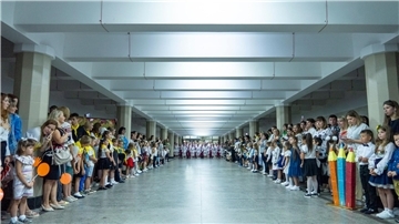 In der ostukrainischen Großstadt Charkiw versammelten sich die Schulkinder aus Sicherheitsgründen in den U-Bahn-Stationen.