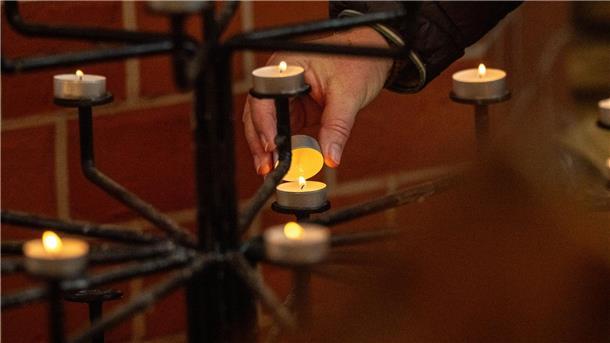 Kein Verdächtiger im Fall Fabian: Druck auf Ermittler wächst In der Pfarrkirche St. Marien in Güstrow trauern die Menschen.