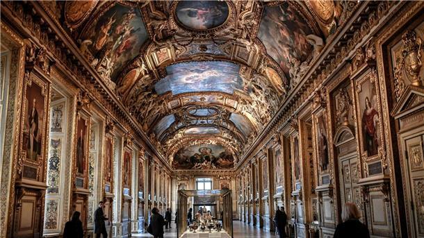 Louvre-Einbrecher stehlen Beute von „historischem Wert“ In der prachtvollen Galerie d’Apollon im Louvre wird kostbarer Schmuck ausgestellt. (Archivbild)