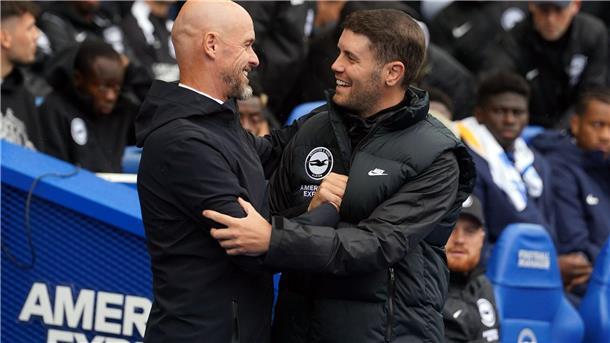 In der Premier League angekommen: Brighton-Coach Fabian Hürzeler mit Man-United-Trainer Erik ten Hag.