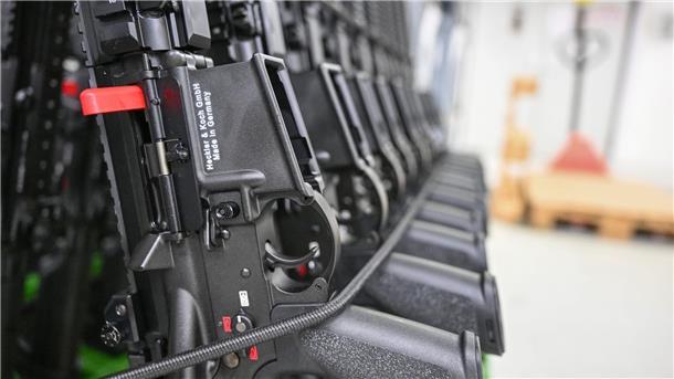 Heckler & Koch: Das Wachstum ist vorerst vorbei In der Produktionshalle des Waffenherstellers Heckler & Koch in Oberndorf sind Sturmgewehre vom Typ HK416 F-S aufgereiht.