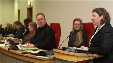 Dr. Susanne Graf steht bei einer Stadtratssitzung in Cuxhaven am Rednerpult