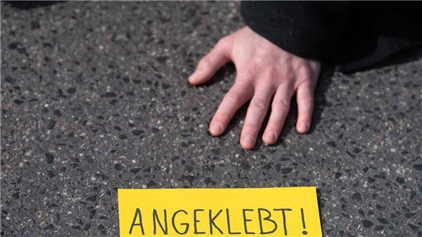 Gruppe Letzte Generation zählt bisher 1250 Straßenblockaden In der Regel kleben sich die Teilnehmer der Protestaktionen an, damit die Räumung länger dauert.