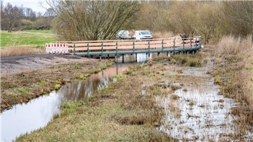 Neue Brücke für Fußgänger und Radfahrer in der Rohrniederung.