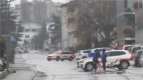 In der Schweizer Stadt Sitten im Kanton Wallis hat ein Mann nach Angaben der Polizei zwei Menschen erschossen.