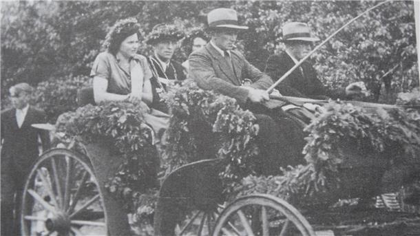 In der Seedorfer Chronik findet sich ein Foto aus dem Jahre 1950 vom Abholen des Schützenkönigs per Kutsche. Marschiert werden durfte so kurz nach dem Zweiten Weltkrieg nicht.