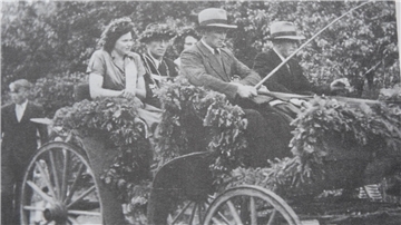 In der Seedorfer Chronik findet sich ein Foto aus dem Jahre 1950 vom Abholen des Schützenkönigs per Kutsche. Marschiert werden durfte so kurz nach dem Zweiten Weltkrieg nicht.