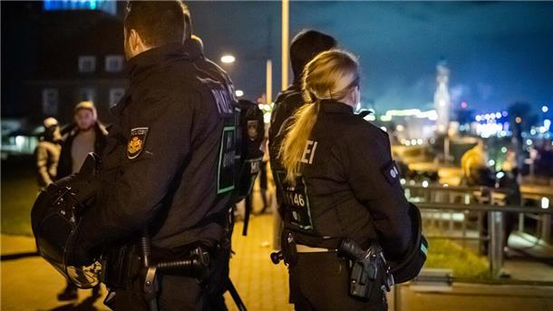 Silvesternacht in Leherheide: Wurden Retter absichtlich in den Hinterhalt gelockt? In der Silvesternacht von 2023 auf 2024 sind in Leherheide Feuerwehrleute und Polizisten angegriffen worden.