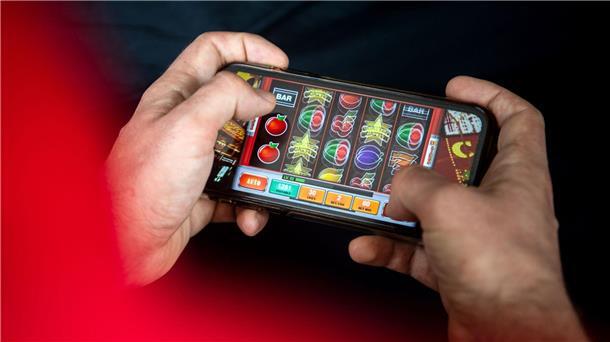 Glücksspiel: Viele Spieler lassen sich selbst sperren In der Sperrdatei eingetragenen Menschen wird unter anderem der Zutritt zu Casinos, Spielbanken oder Spielhallen verwehrt.