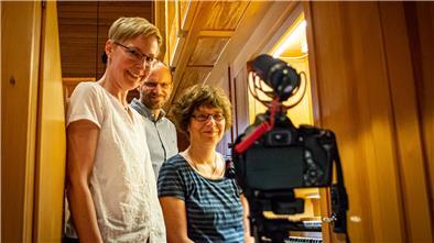 In der St.-Petri-Kirchengemeinde in Langen haben sie während der Corona-Pause die Sonntagsandacht als Podcast inklusive Orgelspiel ins Internet gestellt. Im Bild (von links): Pastorin Almut Berndt, Pastor Marcus Berndt und Kirchenmusikerin Sylvia Schollmeyer.