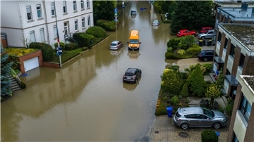 In der Stadt Mönchengladbach standen Straßen unter Wasser.