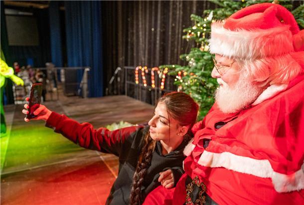 In der Stadthalle wird wieder zur Weihnachtszeit für bedürftige Menschen gesorgt. Manfred Jabs wird zum Selfie gebeten.