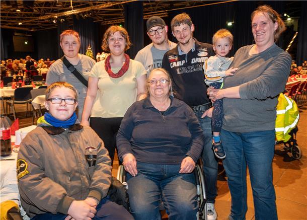 In der Stadthalle wird wieder zur Weihnachtszeit für bedürftige Menschen gesorgt. Die Familie Freese freut sich sehr darüber.
