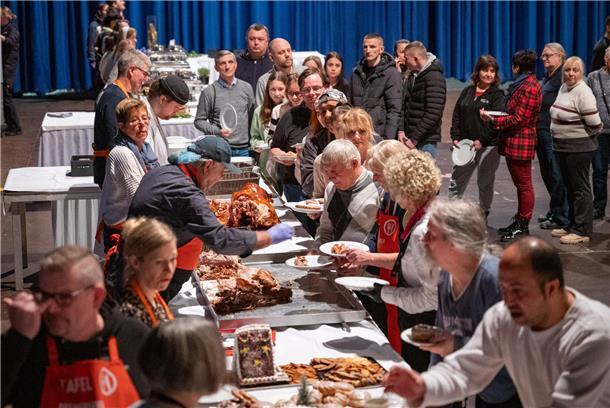 In der Stadthalle wird wieder zur Weihnachtszeit für bedürftige Menschen gesorgt.
