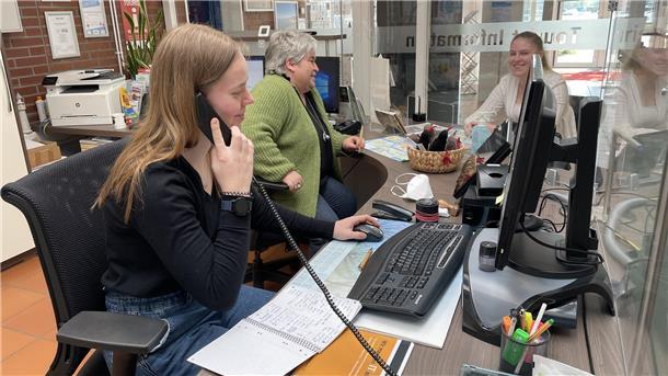 In der Tourist-Info Burhave, in der Mareike Brandt, Katrin Kruska und Leonie Pump (von links) sitzen, wird es bis zum Jahresende veränderte Öffnungszeiten.