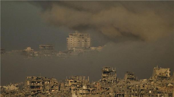 Berichte über heftige israelische Angriffe in der Stadt Gaza In der Trümmerwüste der Stadt Gaza sollen sich geschätzt noch etwa 500.000 Zivilisten aufhalten. Sie sind den israelischen Angriffen auf Reste der Terrororganisation Hamas weitgehend schutzlos ausgeliefert. Israel fordert sie fast täglich zur Flucht auf, aber viele wollen oder können das nicht mehr.